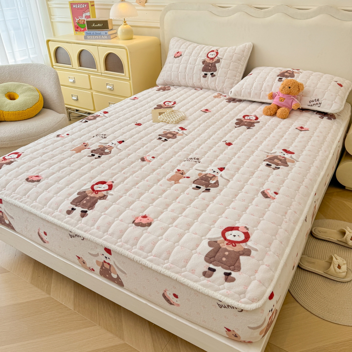 91家纺网 家纺一手货源 找家纺 LIFE.丽芙 2025秋冬新款牛奶绒加厚夹棉单床笠印花款床垫子保护套秋冬保暖床罩子三件套 小伙伴