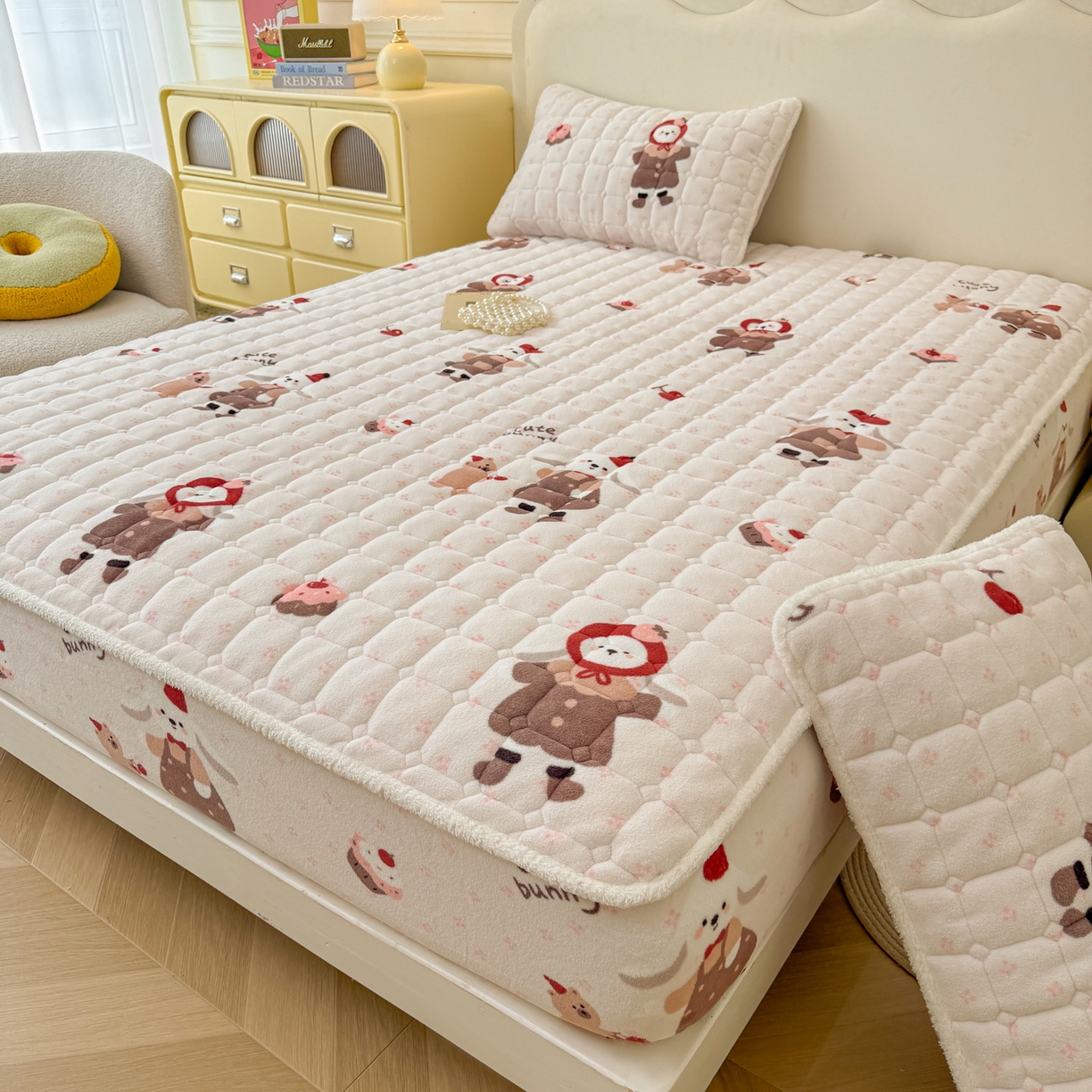 91家纺网 家纺一手货源 找家纺 LIFE.丽芙 2025秋冬新款牛奶绒加厚夹棉单床笠印花款床垫子保护套秋冬保暖床罩子三件套 小伙伴