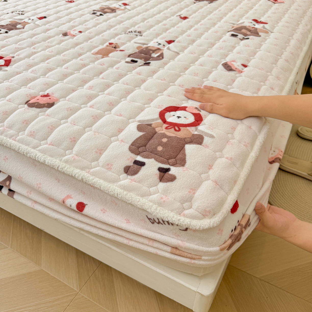 91家纺网 家纺一手货源 找家纺 LIFE.丽芙 2025秋冬新款牛奶绒加厚夹棉单床笠印花款床垫子保护套秋冬保暖床罩子三件套 小伙伴