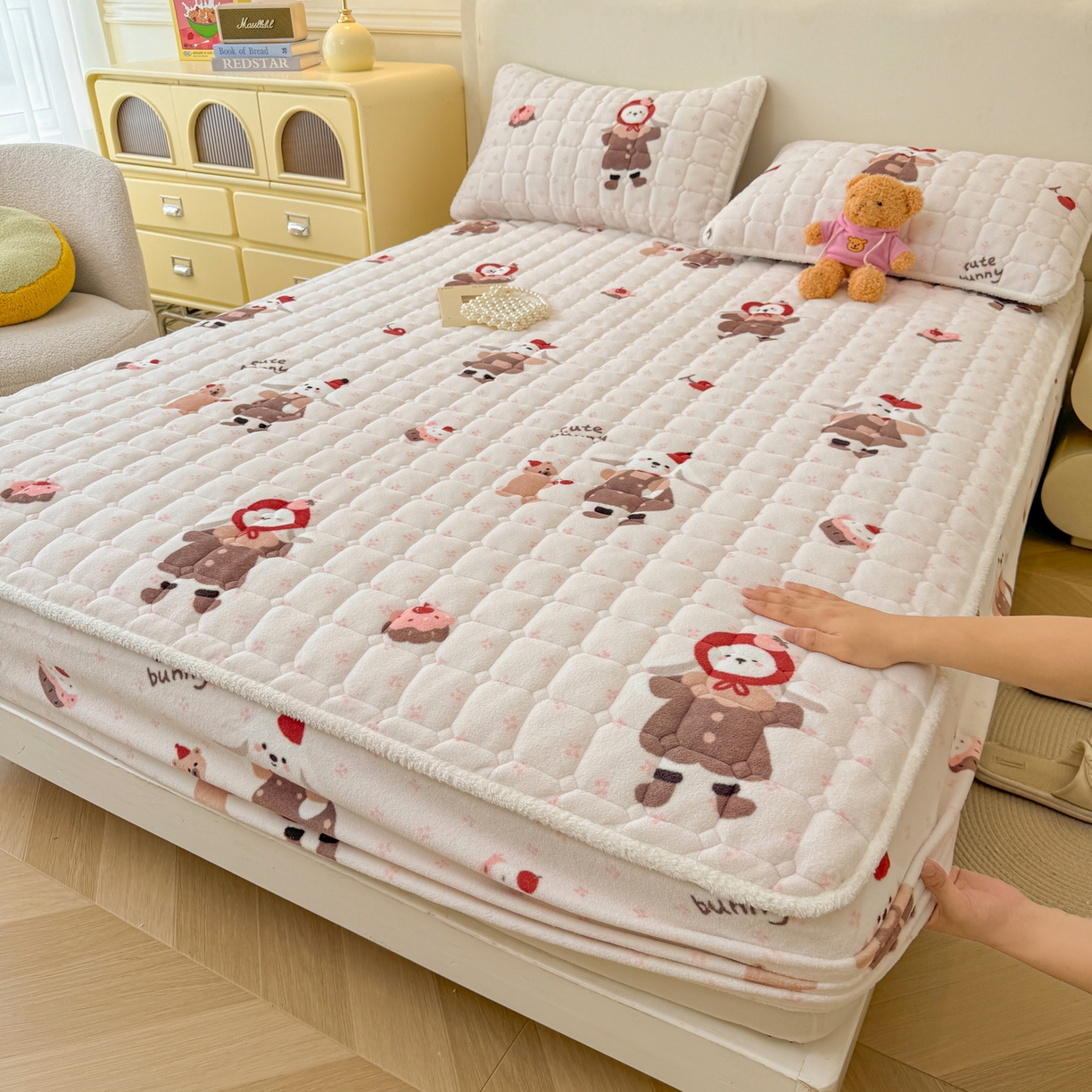 91家纺网 家纺一手货源 找家纺 LIFE.丽芙 2025秋冬新款牛奶绒加厚夹棉单床笠印花款床垫子保护套秋冬保暖床罩子三件套 小伙伴