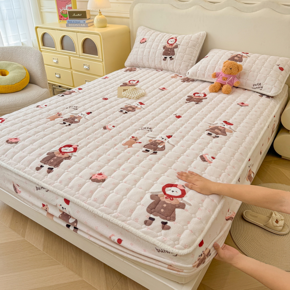 91家纺网 家纺一手货源 找家纺 LIFE.丽芙 2025秋冬新款牛奶绒加厚夹棉单床笠印花款床垫子保护套秋冬保暖床罩子三件套 小伙伴