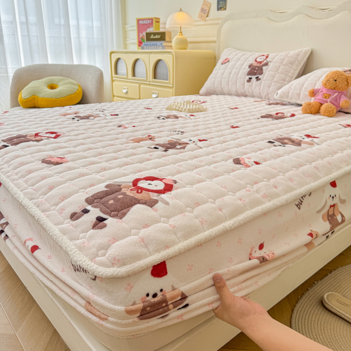 91家纺网 家纺一手货源 找家纺 LIFE.丽芙 2025秋冬新款牛奶绒加厚夹棉单床笠印花款床垫子保护套秋冬保暖床罩子三件套 小伙伴