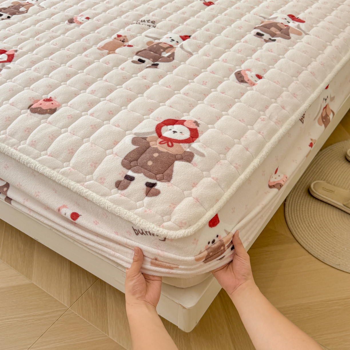 91家纺网 家纺一手货源 找家纺 LIFE.丽芙 2025秋冬新款牛奶绒加厚夹棉单床笠印花款床垫子保护套秋冬保暖床罩子三件套 小伙伴