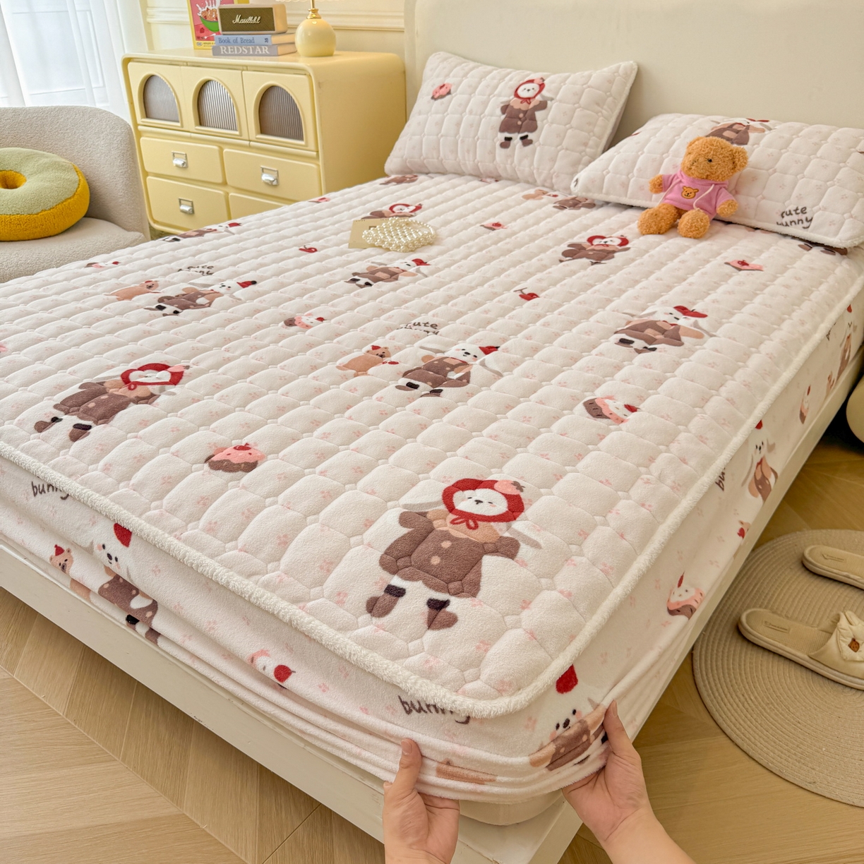 91家纺网 家纺一手货源 找家纺 LIFE.丽芙 2025秋冬新款牛奶绒加厚夹棉单床笠印花款床垫子保护套秋冬保暖床罩子三件套 小伙伴