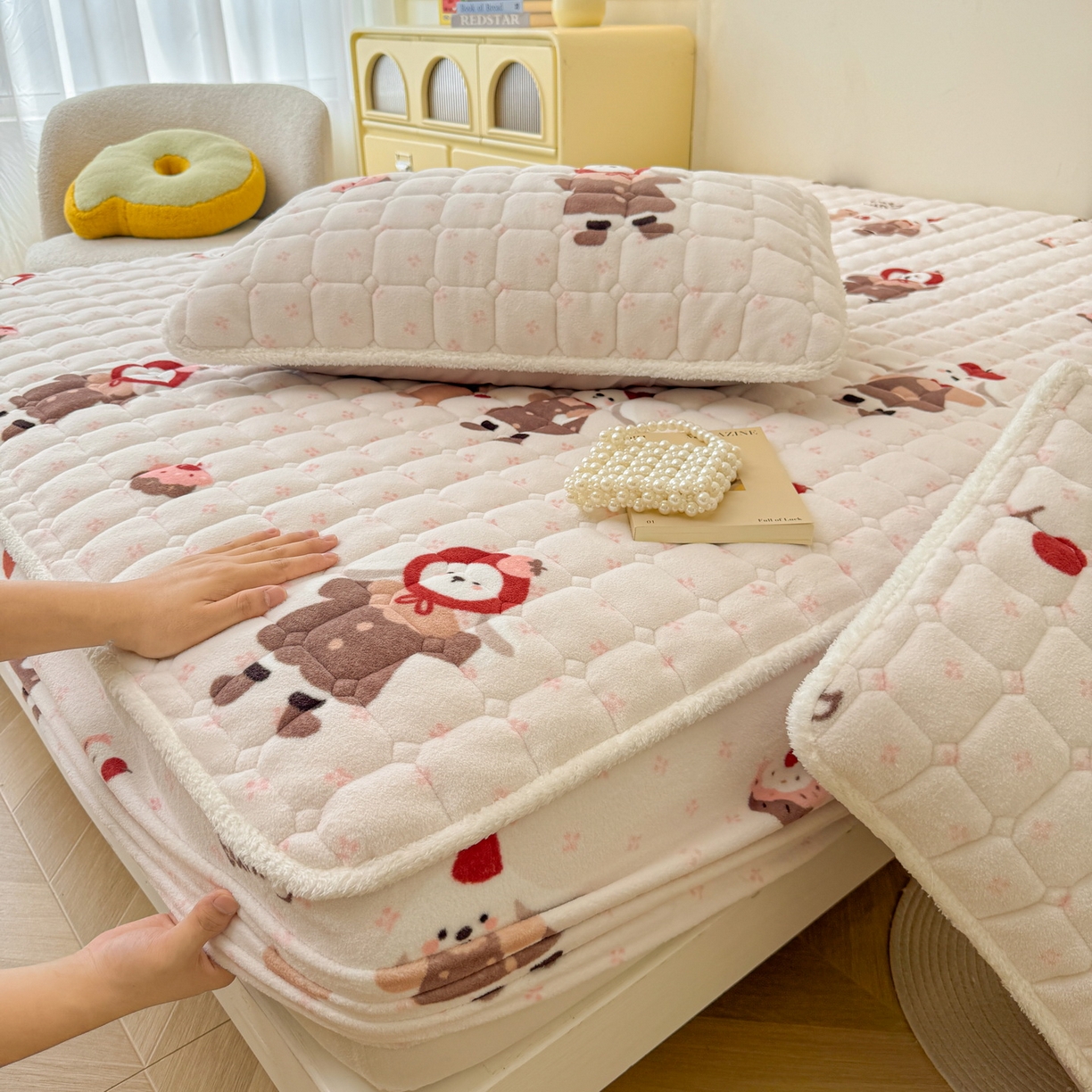 91家纺网 家纺一手货源 找家纺 LIFE.丽芙 2025秋冬新款牛奶绒加厚夹棉单床笠印花款床垫子保护套秋冬保暖床罩子三件套 小伙伴