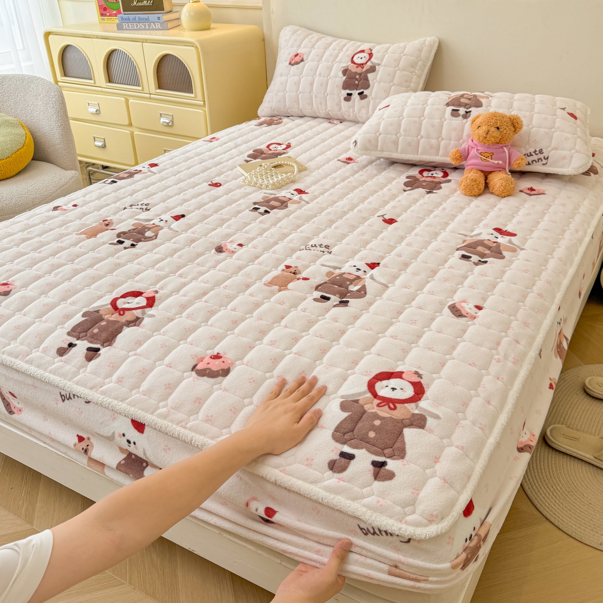 91家纺网 家纺一手货源 找家纺 LIFE.丽芙 2025秋冬新款牛奶绒加厚夹棉单床笠印花款床垫子保护套秋冬保暖床罩子三件套 小伙伴