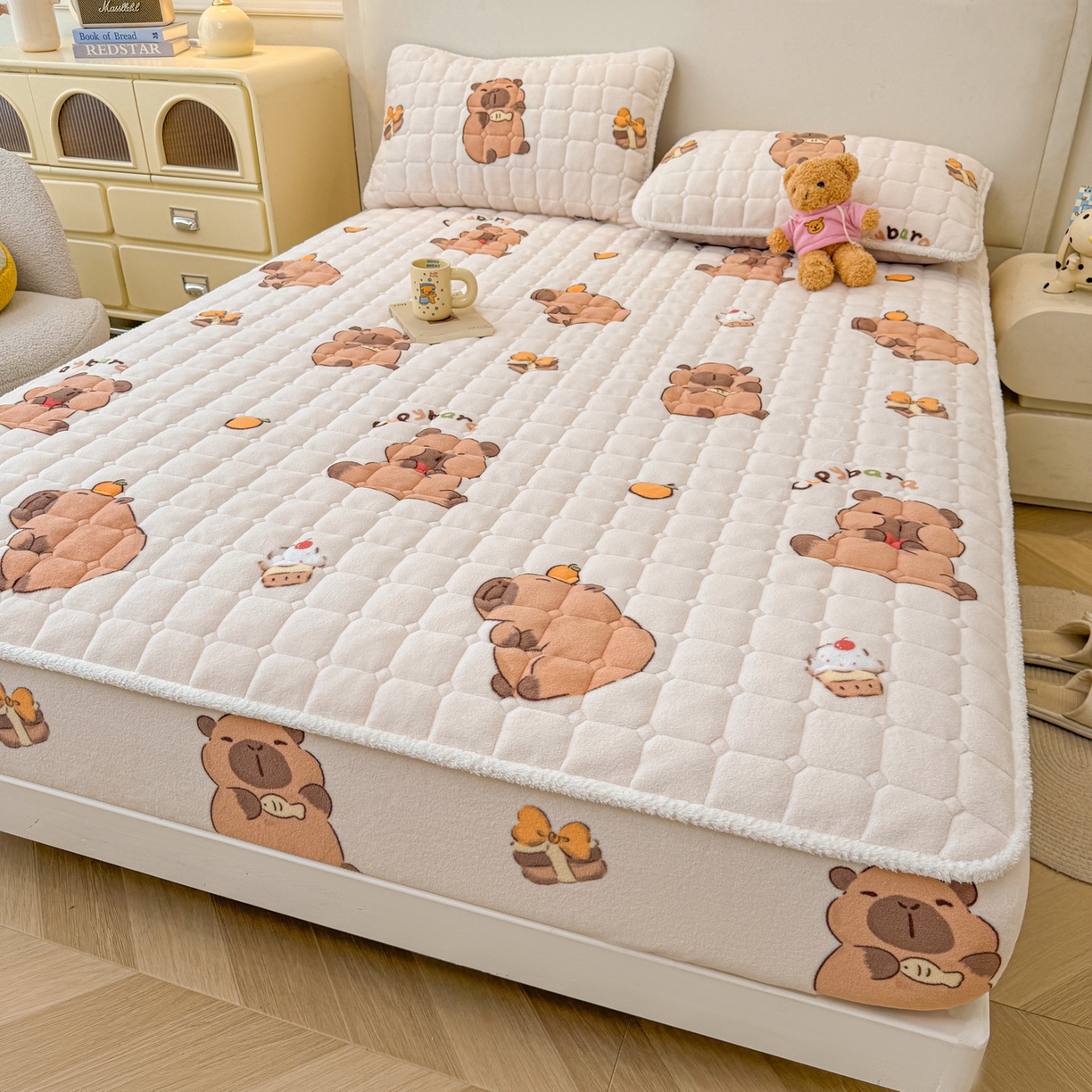 91家纺网 家纺一手货源 找家纺 LIFE.丽芙 2025秋冬新款牛奶绒加厚夹棉单床笠印花款床垫子保护套秋冬保暖床罩子三件套 麦麦卡皮