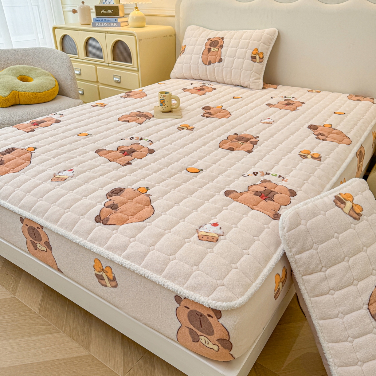 91家纺网 家纺一手货源 找家纺 LIFE.丽芙 2025秋冬新款牛奶绒加厚夹棉单床笠印花款床垫子保护套秋冬保暖床罩子三件套 麦麦卡皮