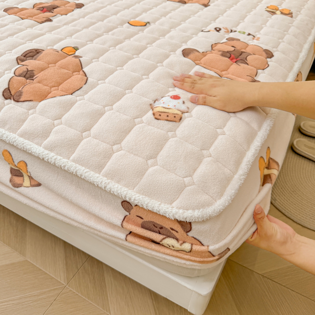 91家纺网 家纺一手货源 找家纺 LIFE.丽芙 2025秋冬新款牛奶绒加厚夹棉单床笠印花款床垫子保护套秋冬保暖床罩子三件套 麦麦卡皮