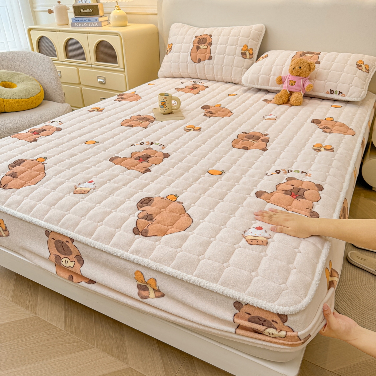 91家纺网 家纺一手货源 找家纺 LIFE.丽芙 2025秋冬新款牛奶绒加厚夹棉单床笠印花款床垫子保护套秋冬保暖床罩子三件套 麦麦卡皮