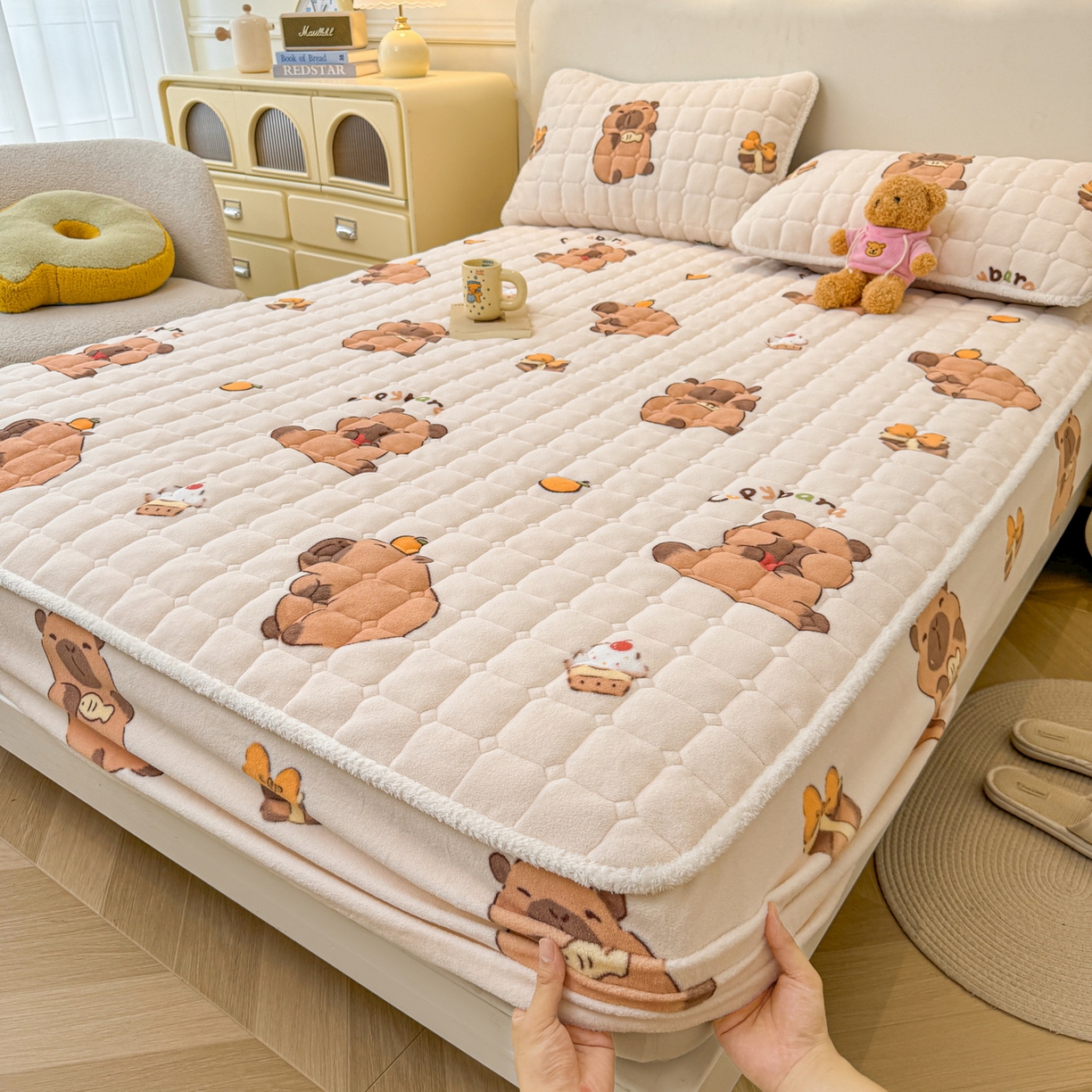 91家纺网 家纺一手货源 找家纺 LIFE.丽芙 2025秋冬新款牛奶绒加厚夹棉单床笠印花款床垫子保护套秋冬保暖床罩子三件套 麦麦卡皮