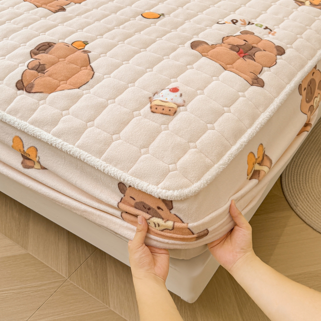 91家纺网 家纺一手货源 找家纺 LIFE.丽芙 2025秋冬新款牛奶绒加厚夹棉单床笠印花款床垫子保护套秋冬保暖床罩子三件套 麦麦卡皮