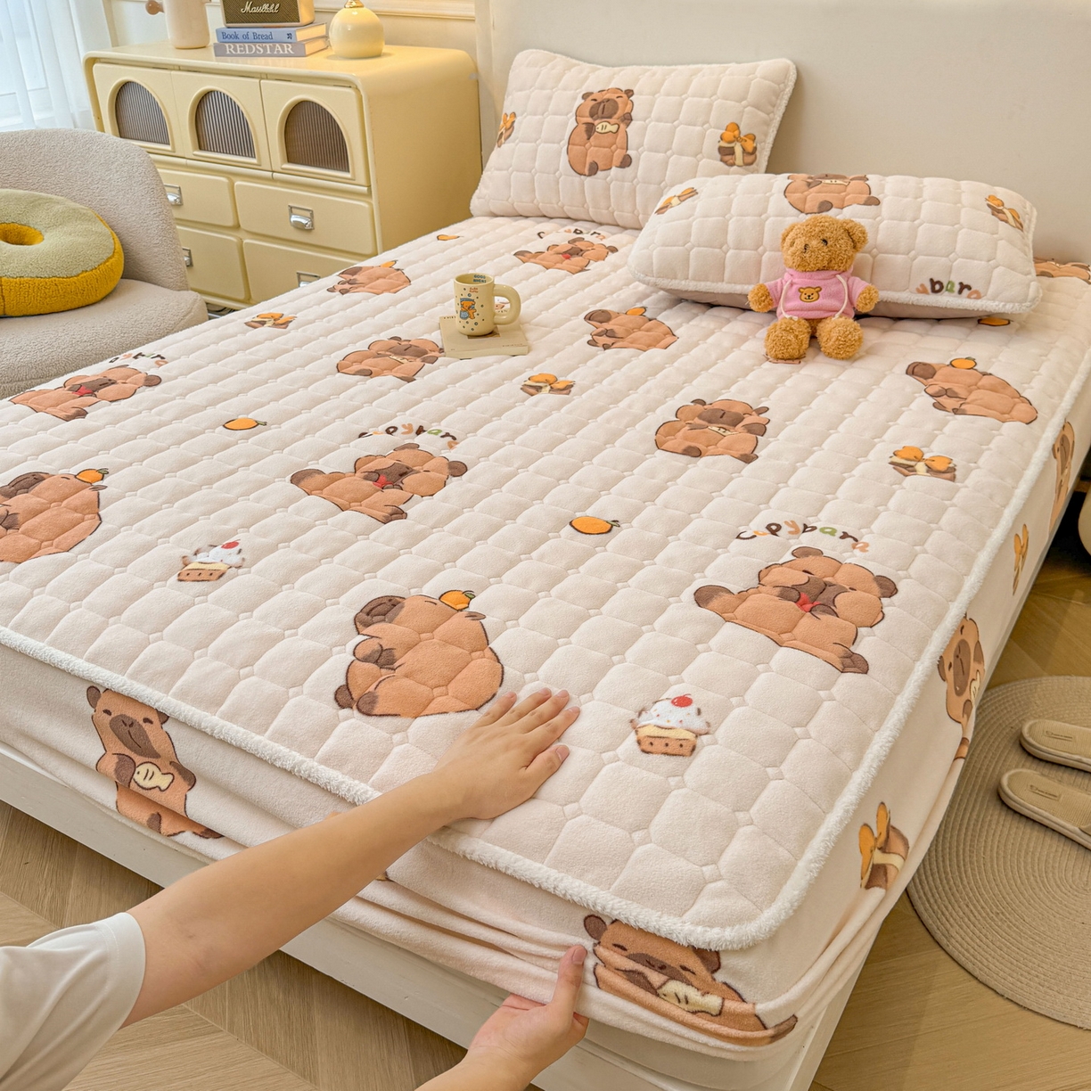 91家纺网 家纺一手货源 找家纺 LIFE.丽芙 2025秋冬新款牛奶绒加厚夹棉单床笠印花款床垫子保护套秋冬保暖床罩子三件套 麦麦卡皮