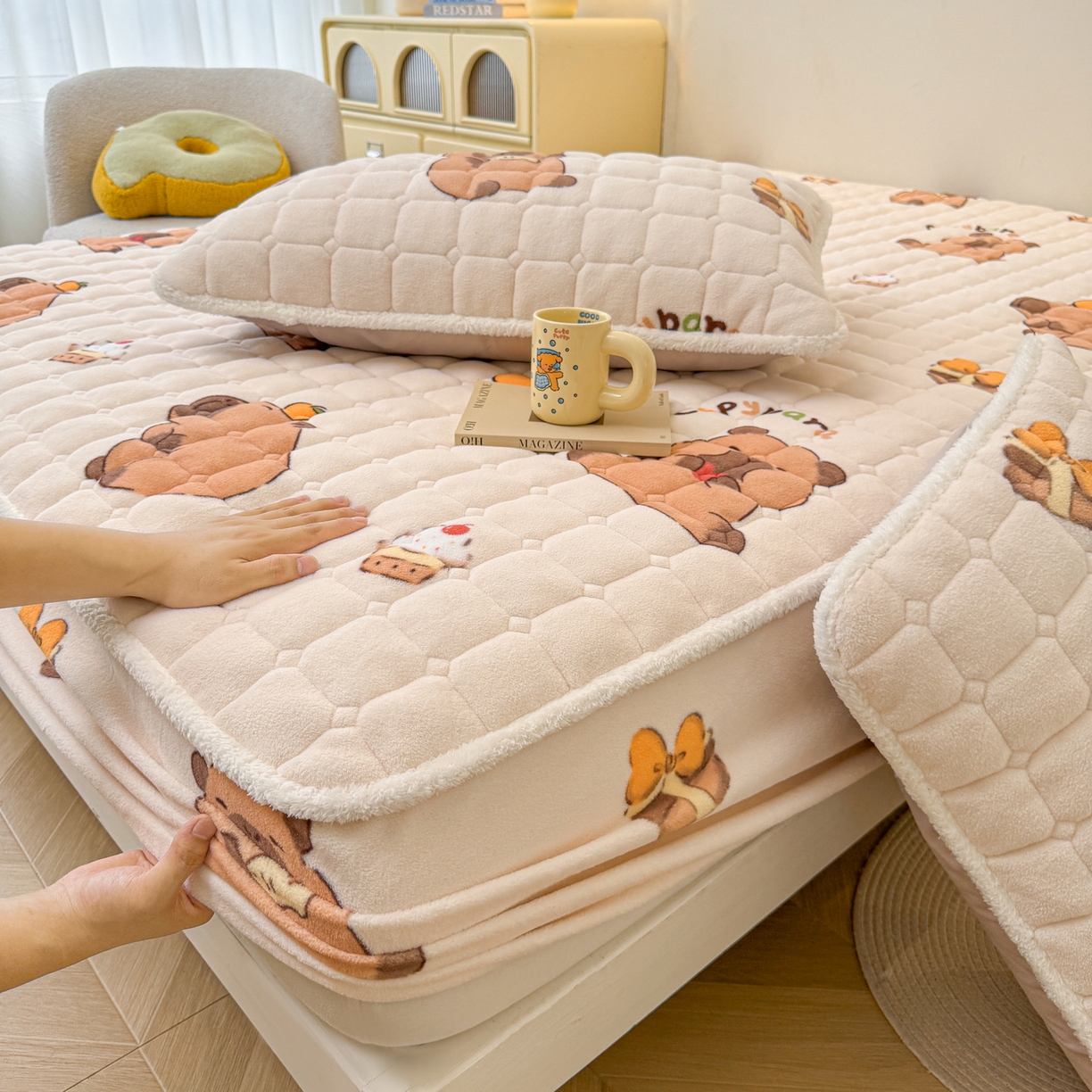 91家纺网 家纺一手货源 找家纺 LIFE.丽芙 2025秋冬新款牛奶绒加厚夹棉单床笠印花款床垫子保护套秋冬保暖床罩子三件套 麦麦卡皮