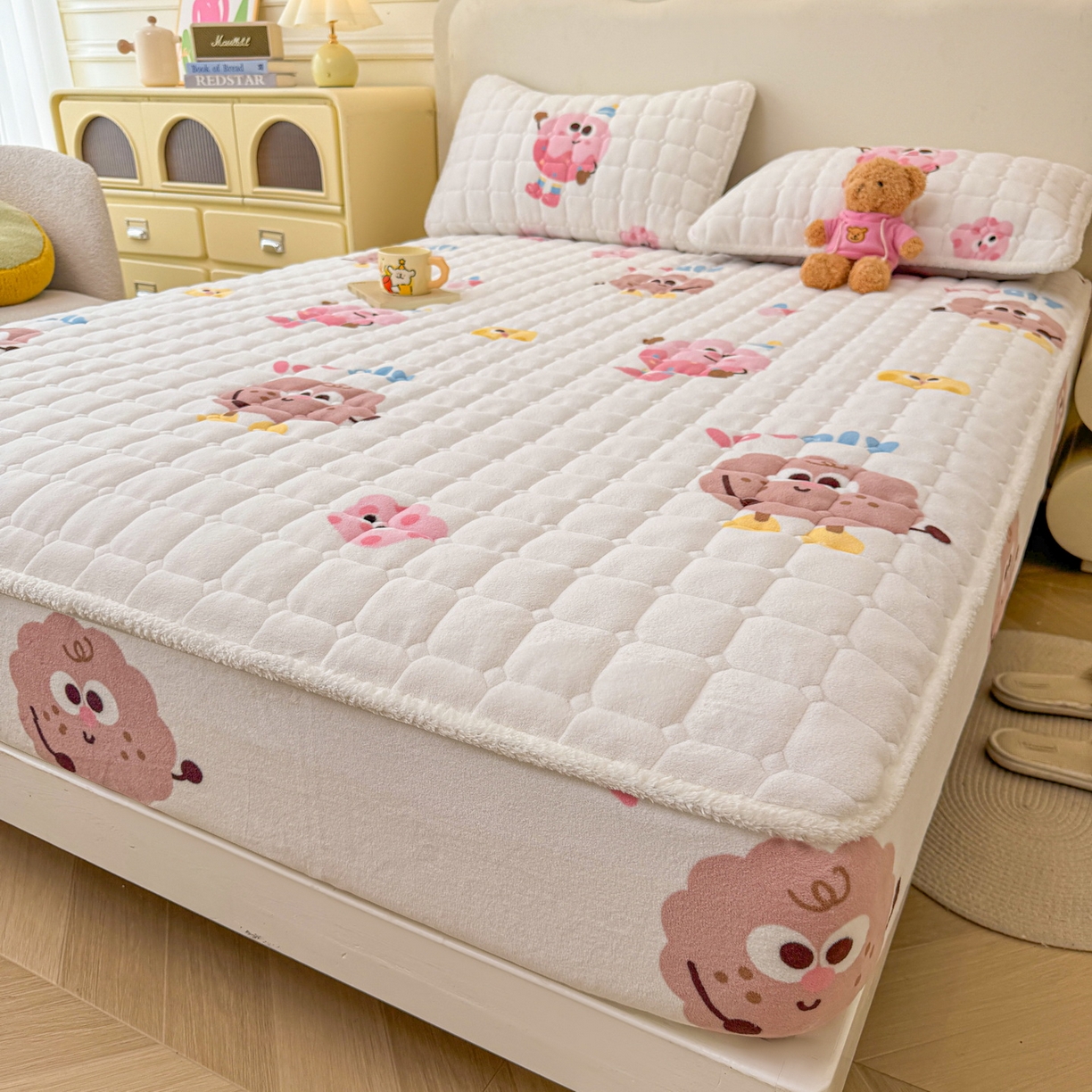 91家纺网 家纺一手货源 找家纺 LIFE.丽芙 2025秋冬新款牛奶绒加厚夹棉单床笠印花款床垫子保护套秋冬保暖床罩子三件套 快乐多巴胺