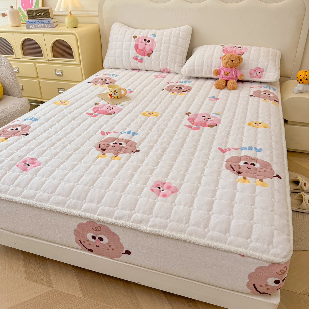 91家纺网 家纺一手货源 找家纺 LIFE.丽芙 2025秋冬新款牛奶绒加厚夹棉单床笠印花款床垫子保护套秋冬保暖床罩子三件套 快乐多巴胺