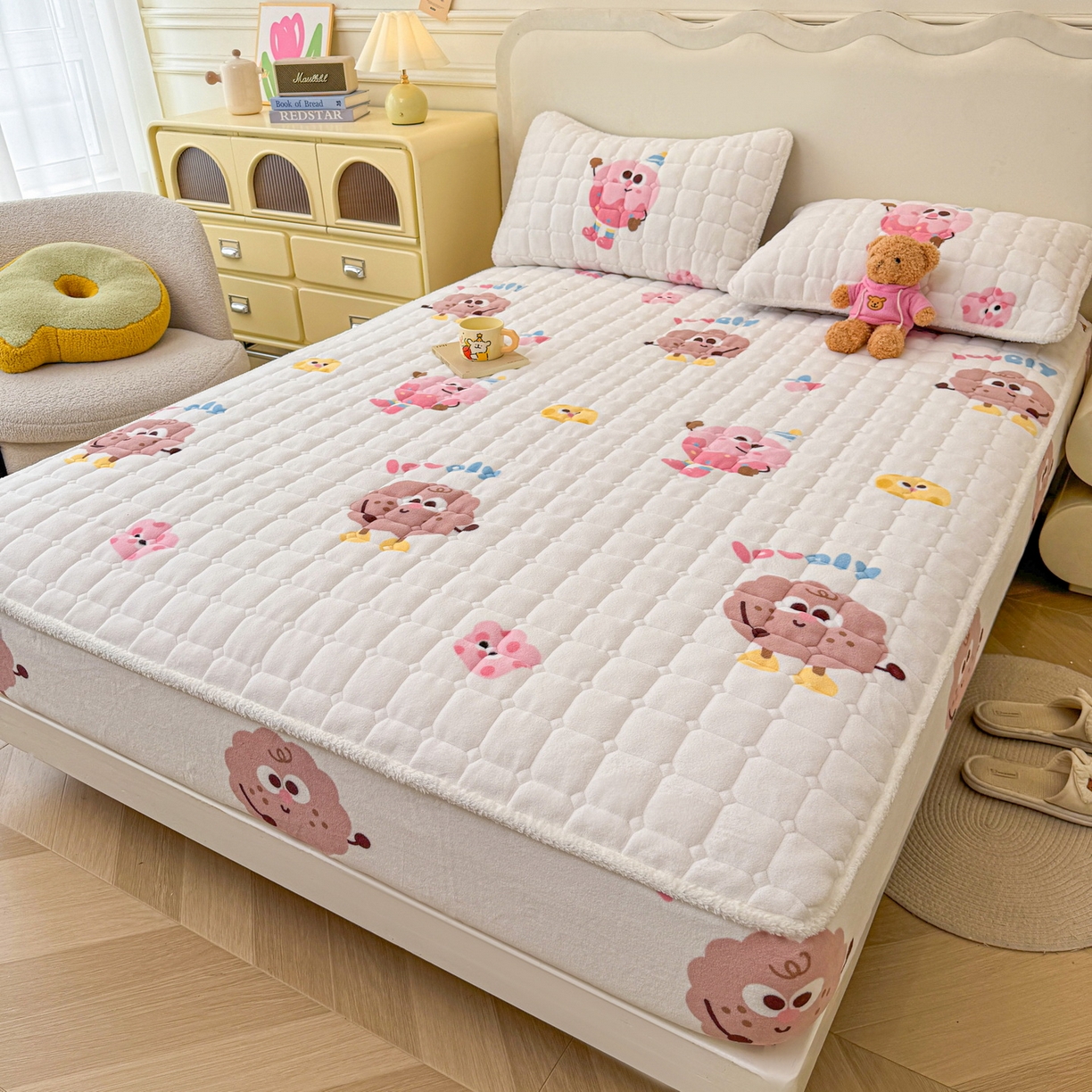 91家纺网 家纺一手货源 找家纺 LIFE.丽芙 2025秋冬新款牛奶绒加厚夹棉单床笠印花款床垫子保护套秋冬保暖床罩子三件套 快乐多巴胺