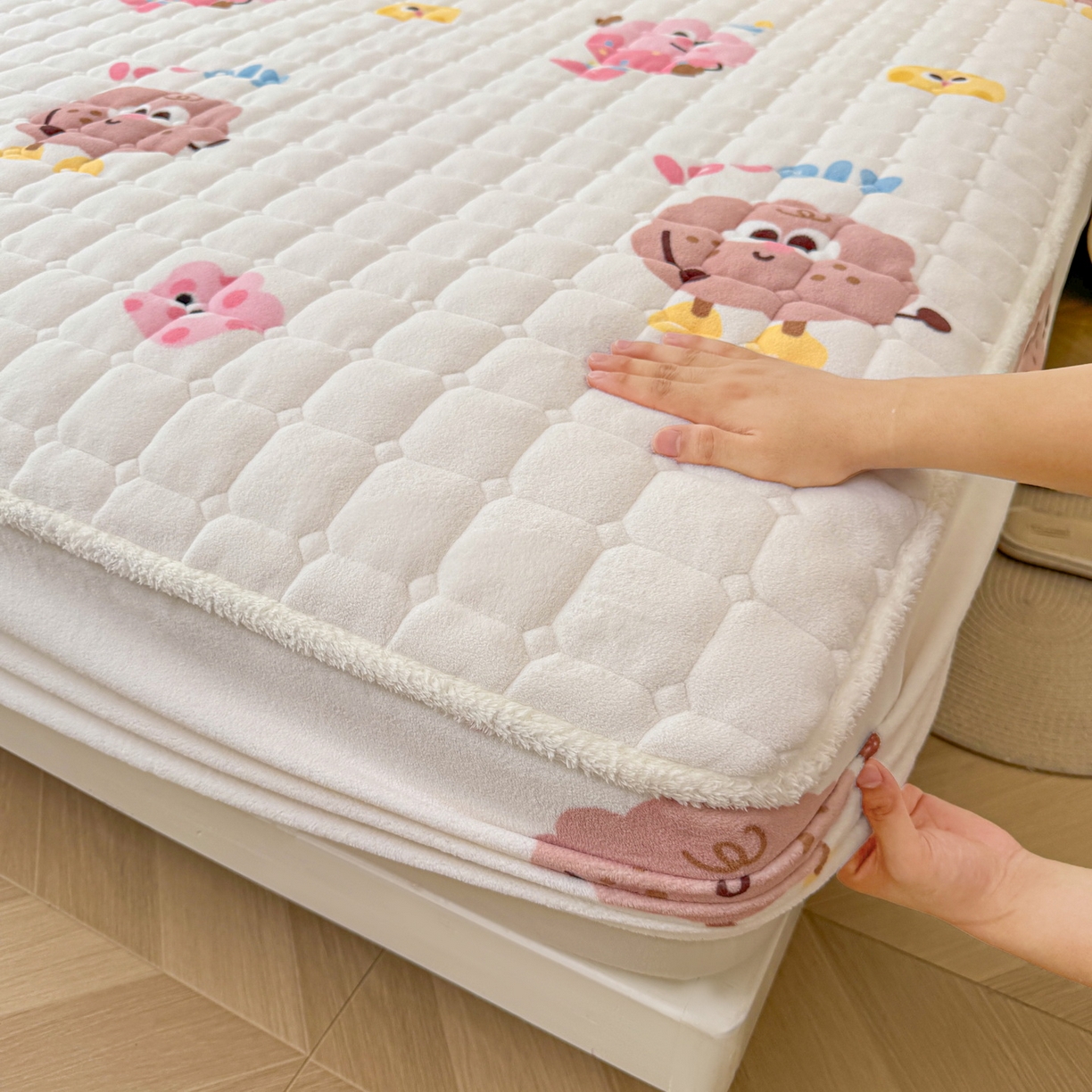 91家纺网 家纺一手货源 找家纺 LIFE.丽芙 2025秋冬新款牛奶绒加厚夹棉单床笠印花款床垫子保护套秋冬保暖床罩子三件套 快乐多巴胺