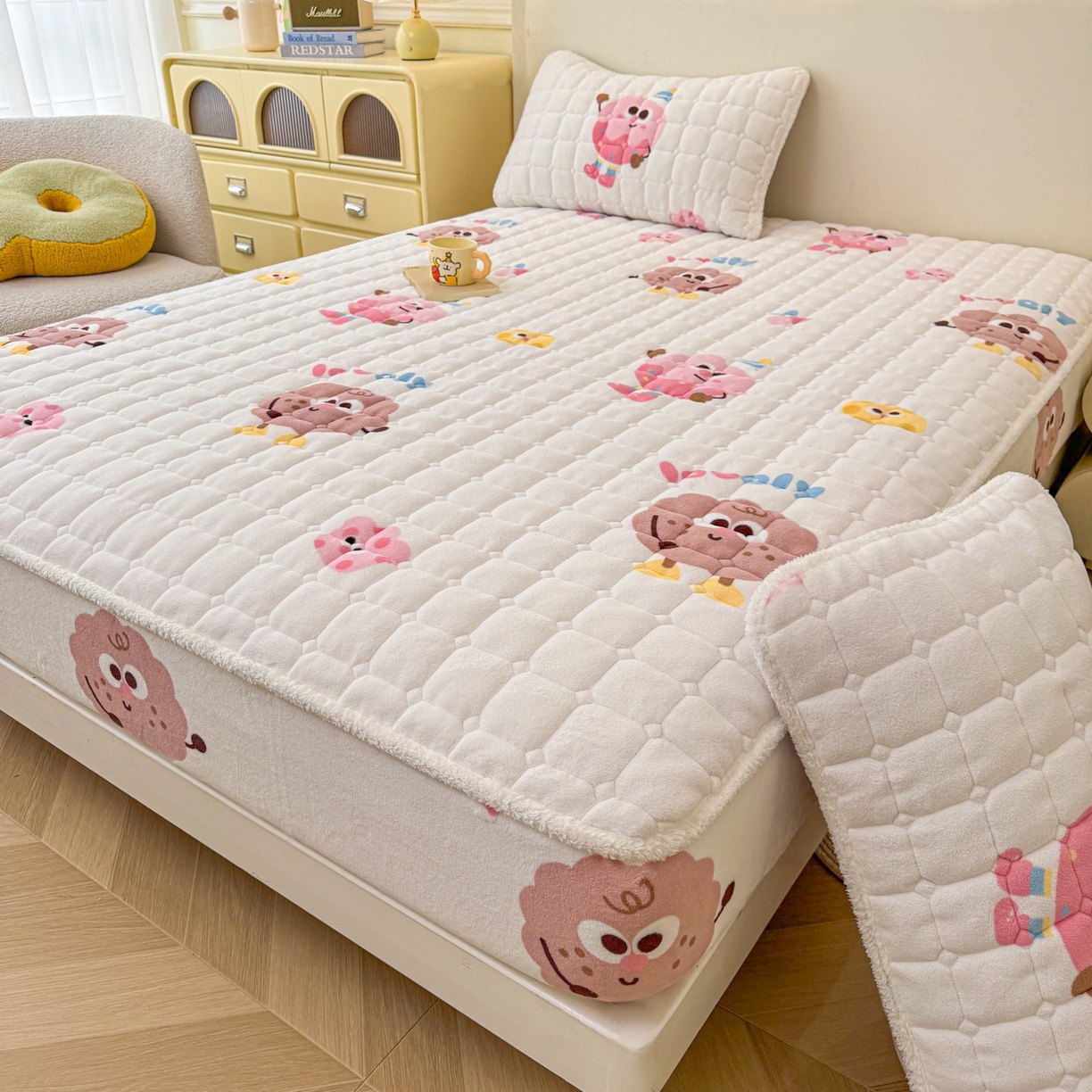 91家纺网 家纺一手货源 找家纺 LIFE.丽芙 2025秋冬新款牛奶绒加厚夹棉单床笠印花款床垫子保护套秋冬保暖床罩子三件套 快乐多巴胺