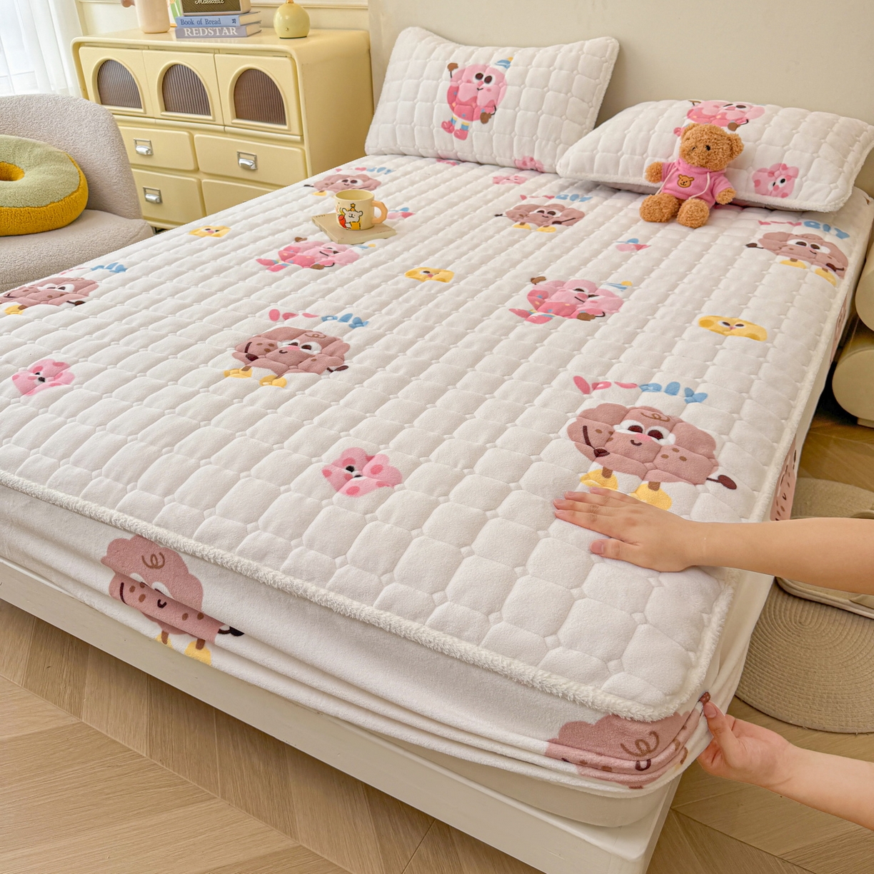 91家纺网 家纺一手货源 找家纺 LIFE.丽芙 2025秋冬新款牛奶绒加厚夹棉单床笠印花款床垫子保护套秋冬保暖床罩子三件套 快乐多巴胺