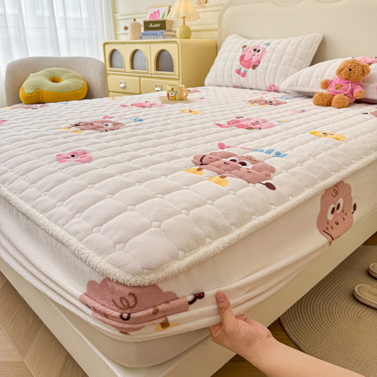 91家纺网 家纺一手货源 找家纺 LIFE.丽芙 2025秋冬新款牛奶绒加厚夹棉单床笠印花款床垫子保护套秋冬保暖床罩子三件套 快乐多巴胺