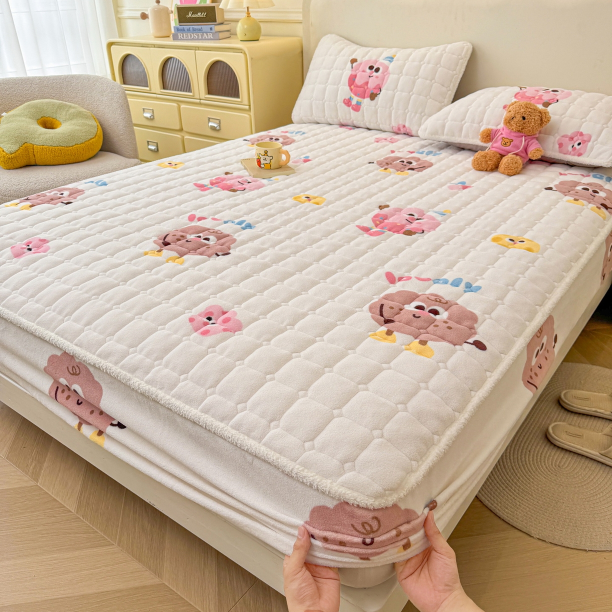 91家纺网 家纺一手货源 找家纺 LIFE.丽芙 2025秋冬新款牛奶绒加厚夹棉单床笠印花款床垫子保护套秋冬保暖床罩子三件套 快乐多巴胺