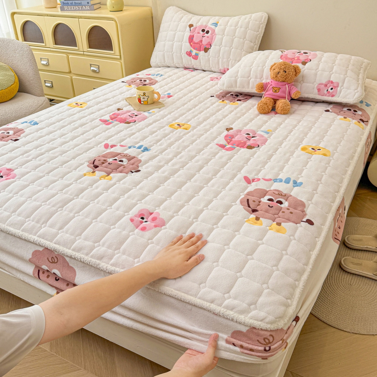 91家纺网 家纺一手货源 找家纺 LIFE.丽芙 2025秋冬新款牛奶绒加厚夹棉单床笠印花款床垫子保护套秋冬保暖床罩子三件套 快乐多巴胺