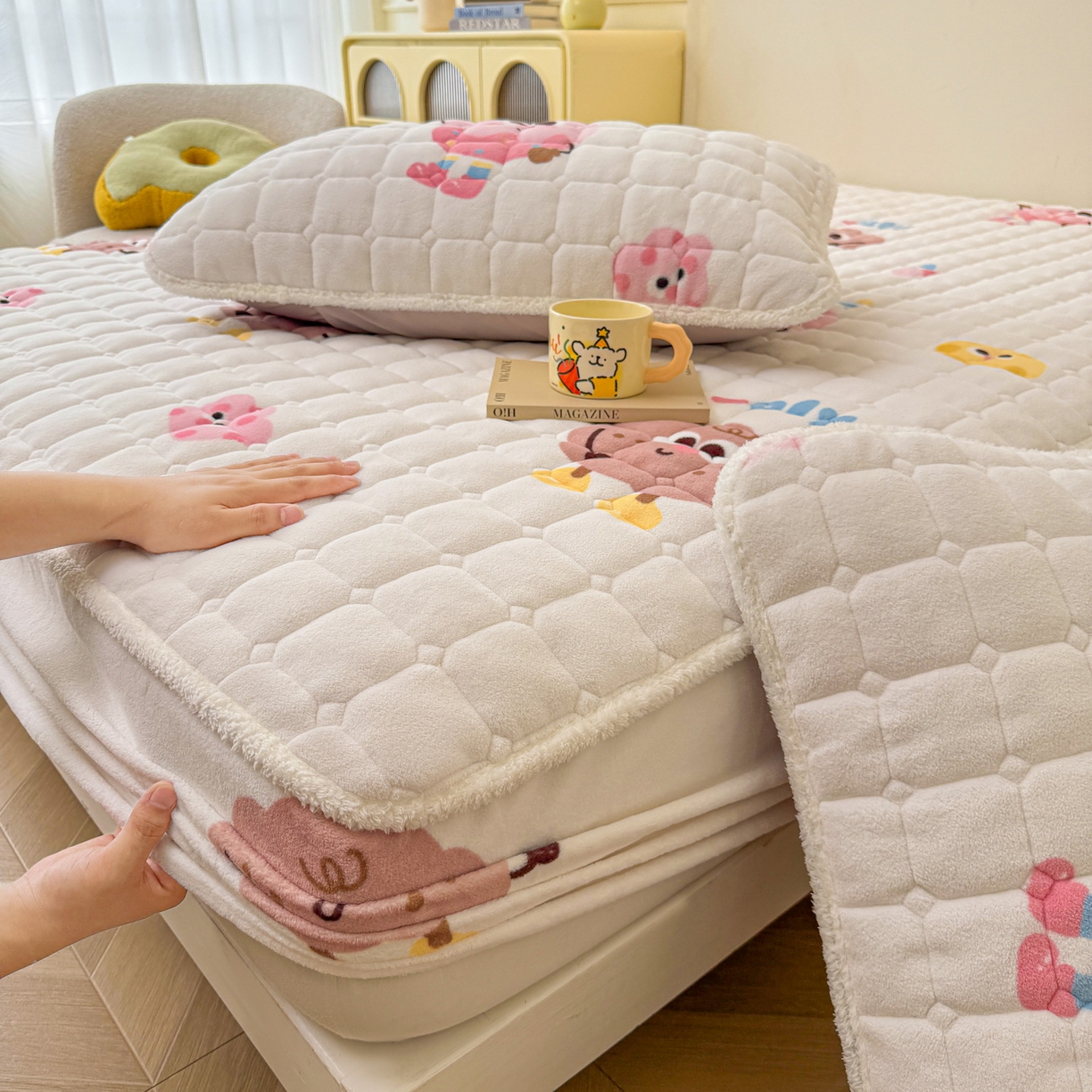 91家纺网 家纺一手货源 找家纺 LIFE.丽芙 2025秋冬新款牛奶绒加厚夹棉单床笠印花款床垫子保护套秋冬保暖床罩子三件套 快乐多巴胺