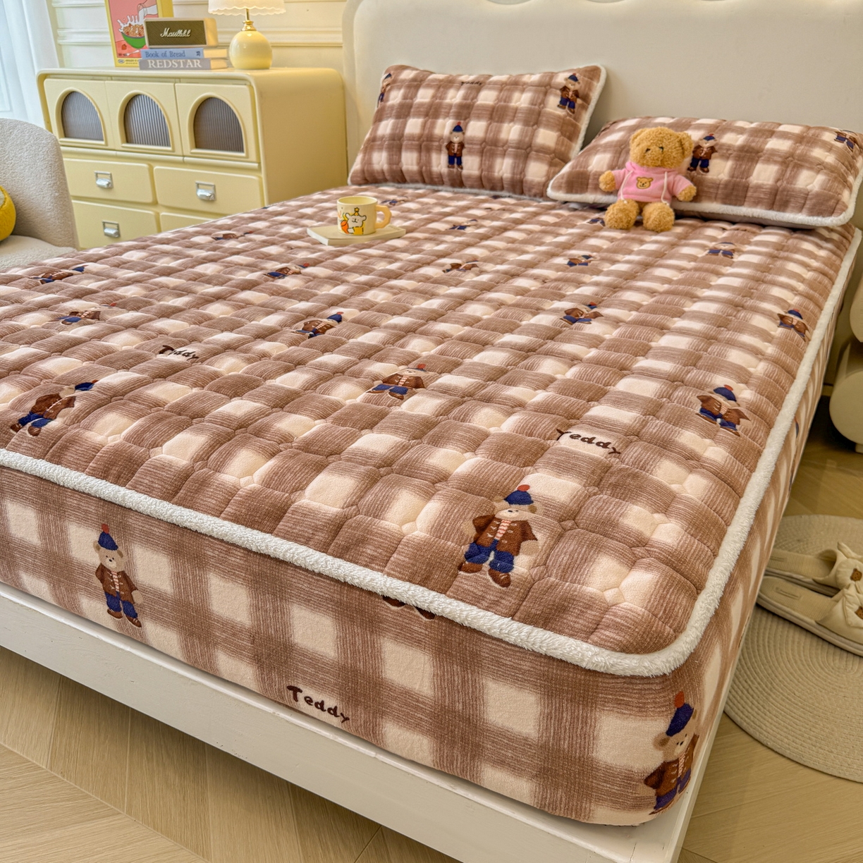 91家纺网 家纺一手货源 找家纺 LIFE.丽芙 2025秋冬新款牛奶绒加厚夹棉单床笠印花款床垫子保护套秋冬保暖床罩子三件套 芭乐