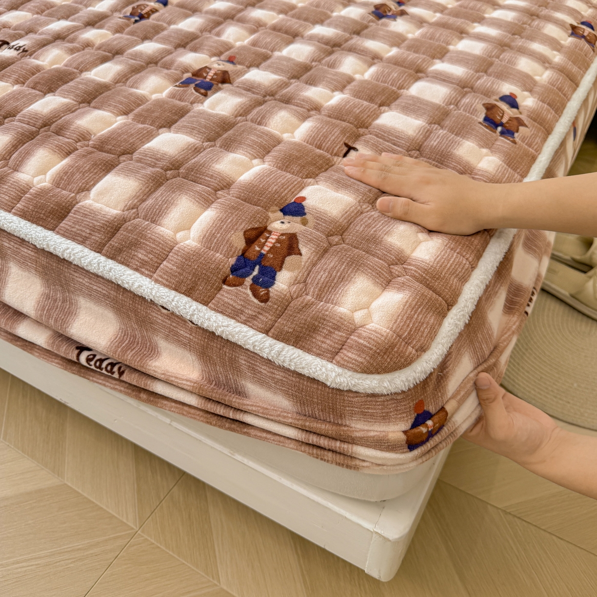 91家纺网 家纺一手货源 找家纺 LIFE.丽芙 2025秋冬新款牛奶绒加厚夹棉单床笠印花款床垫子保护套秋冬保暖床罩子三件套 芭乐