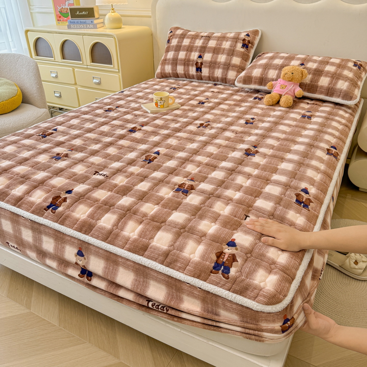 91家纺网 家纺一手货源 找家纺 LIFE.丽芙 2025秋冬新款牛奶绒加厚夹棉单床笠印花款床垫子保护套秋冬保暖床罩子三件套 芭乐