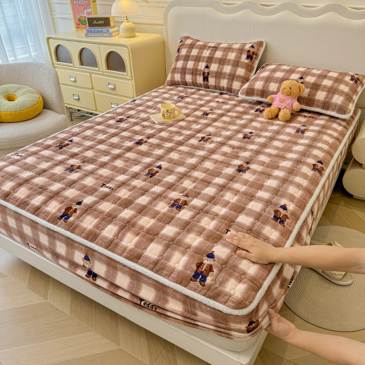 91家纺网 家纺一手货源 找家纺 LIFE.丽芙 2025秋冬新款牛奶绒加厚夹棉单床笠印花款床垫子保护套秋冬保暖床罩子三件套 芭乐