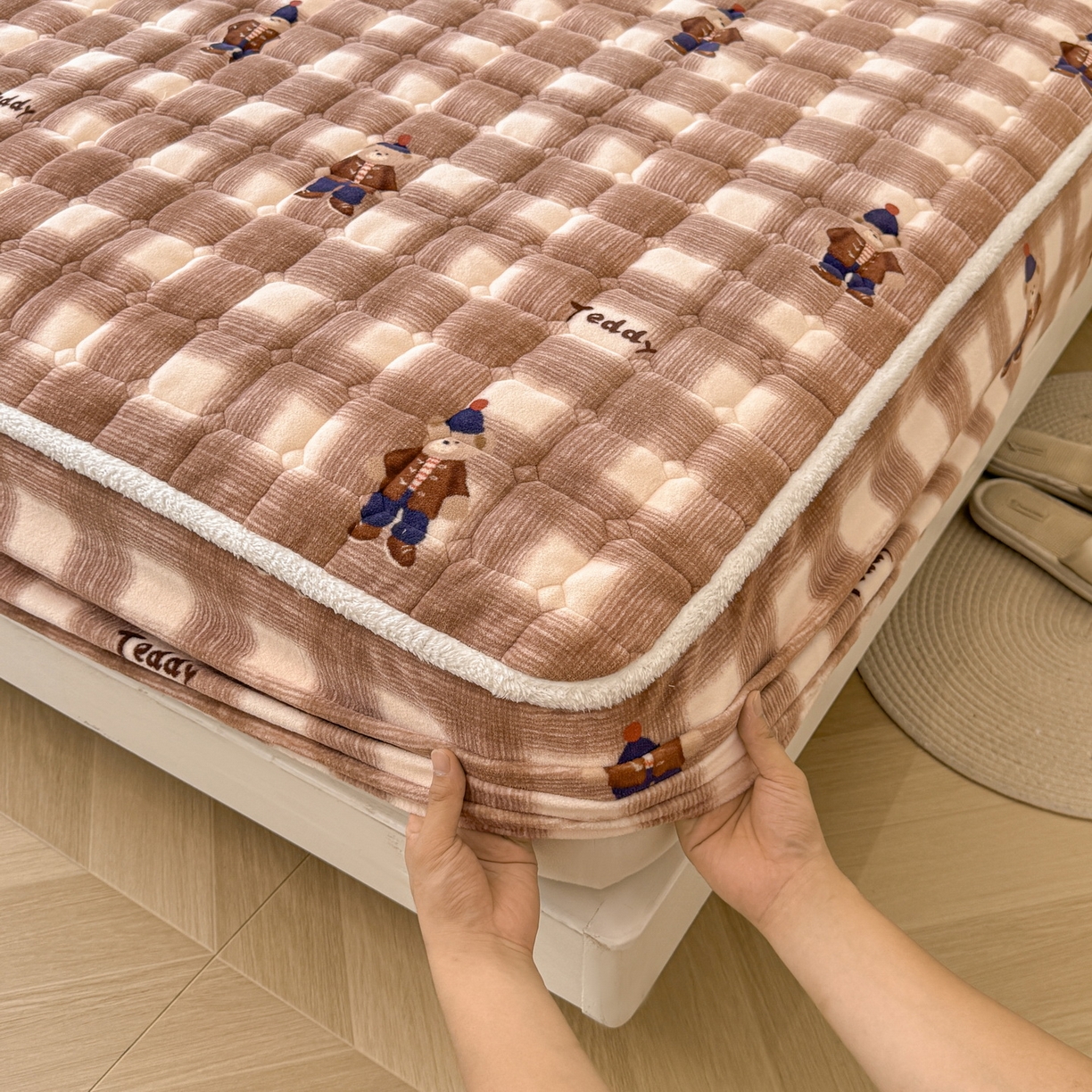 91家纺网 家纺一手货源 找家纺 LIFE.丽芙 2025秋冬新款牛奶绒加厚夹棉单床笠印花款床垫子保护套秋冬保暖床罩子三件套 芭乐