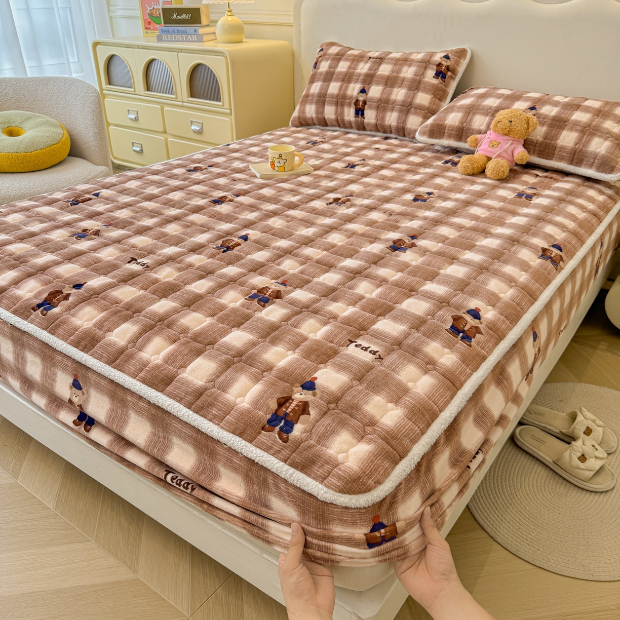 91家纺网 家纺一手货源 找家纺 LIFE.丽芙 2025秋冬新款牛奶绒加厚夹棉单床笠印花款床垫子保护套秋冬保暖床罩子三件套 芭乐