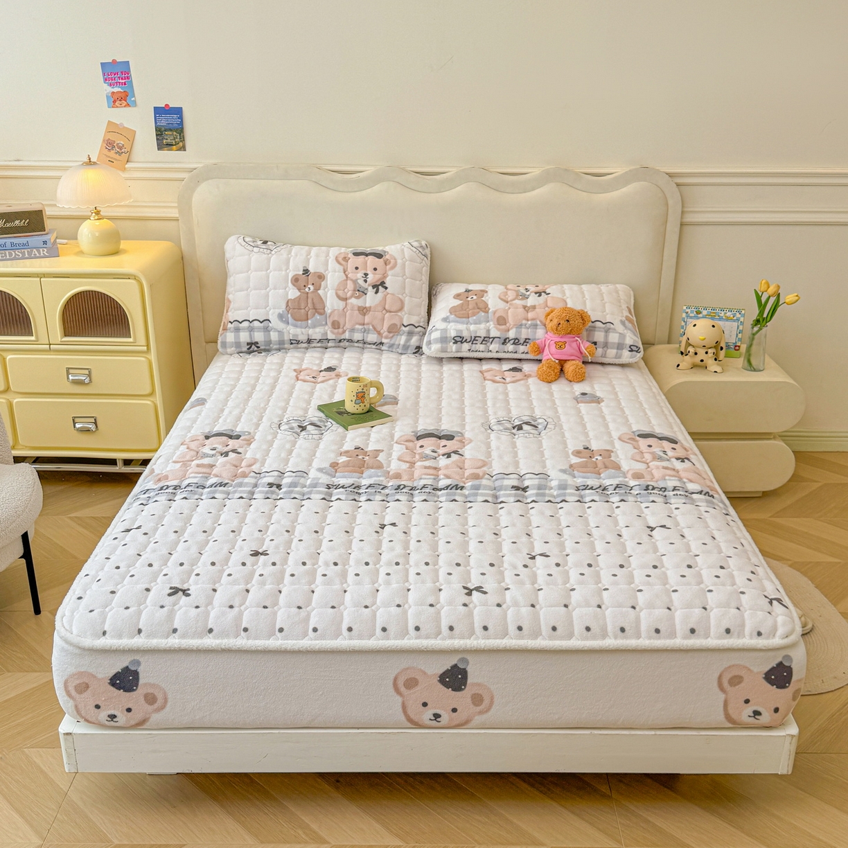 91家纺网 家纺一手货源 找家纺 LIFE.丽芙 2025秋冬新款牛奶绒加厚夹棉单床笠印花款床垫子保护套秋冬保暖床罩子三件套 安心熊仔