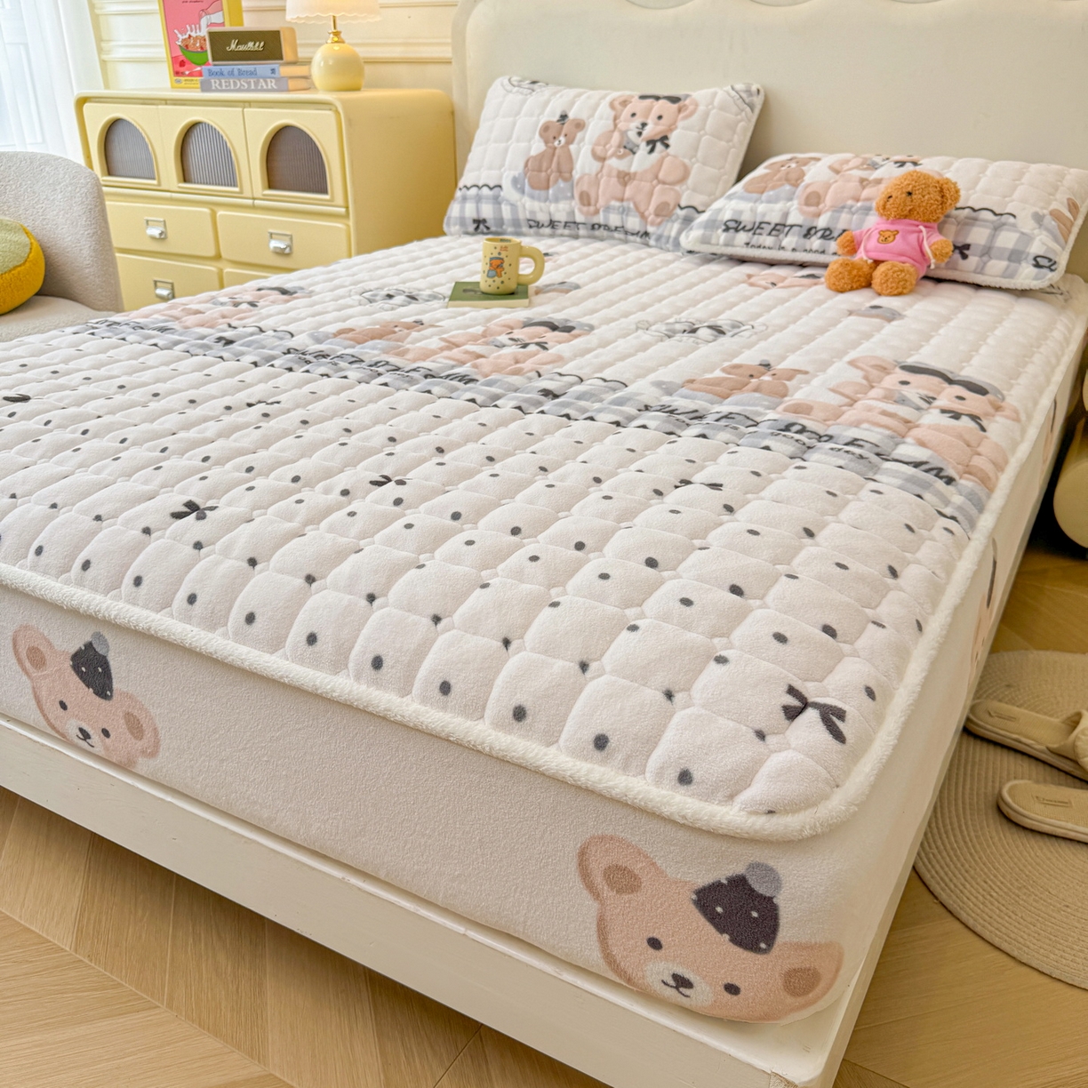 91家纺网 家纺一手货源 找家纺 LIFE.丽芙 2025秋冬新款牛奶绒加厚夹棉单床笠印花款床垫子保护套秋冬保暖床罩子三件套 安心熊仔