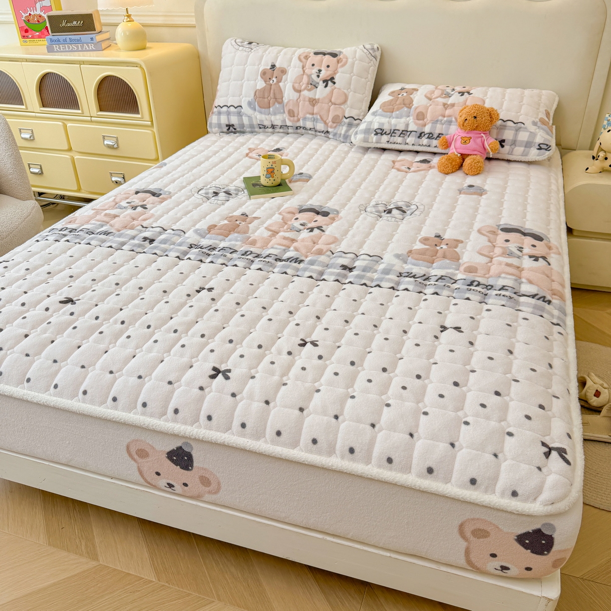 91家纺网 家纺一手货源 找家纺 LIFE.丽芙 2025秋冬新款牛奶绒加厚夹棉单床笠印花款床垫子保护套秋冬保暖床罩子三件套 安心熊仔