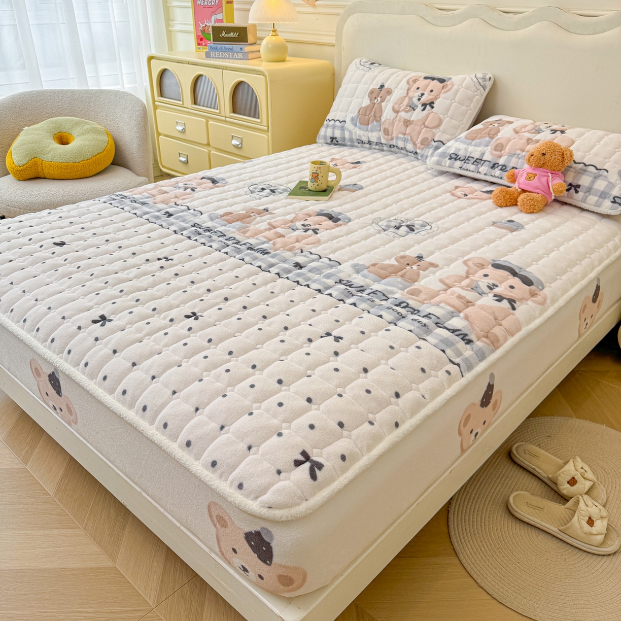 91家纺网 家纺一手货源 找家纺 LIFE.丽芙 2025秋冬新款牛奶绒加厚夹棉单床笠印花款床垫子保护套秋冬保暖床罩子三件套 安心熊仔