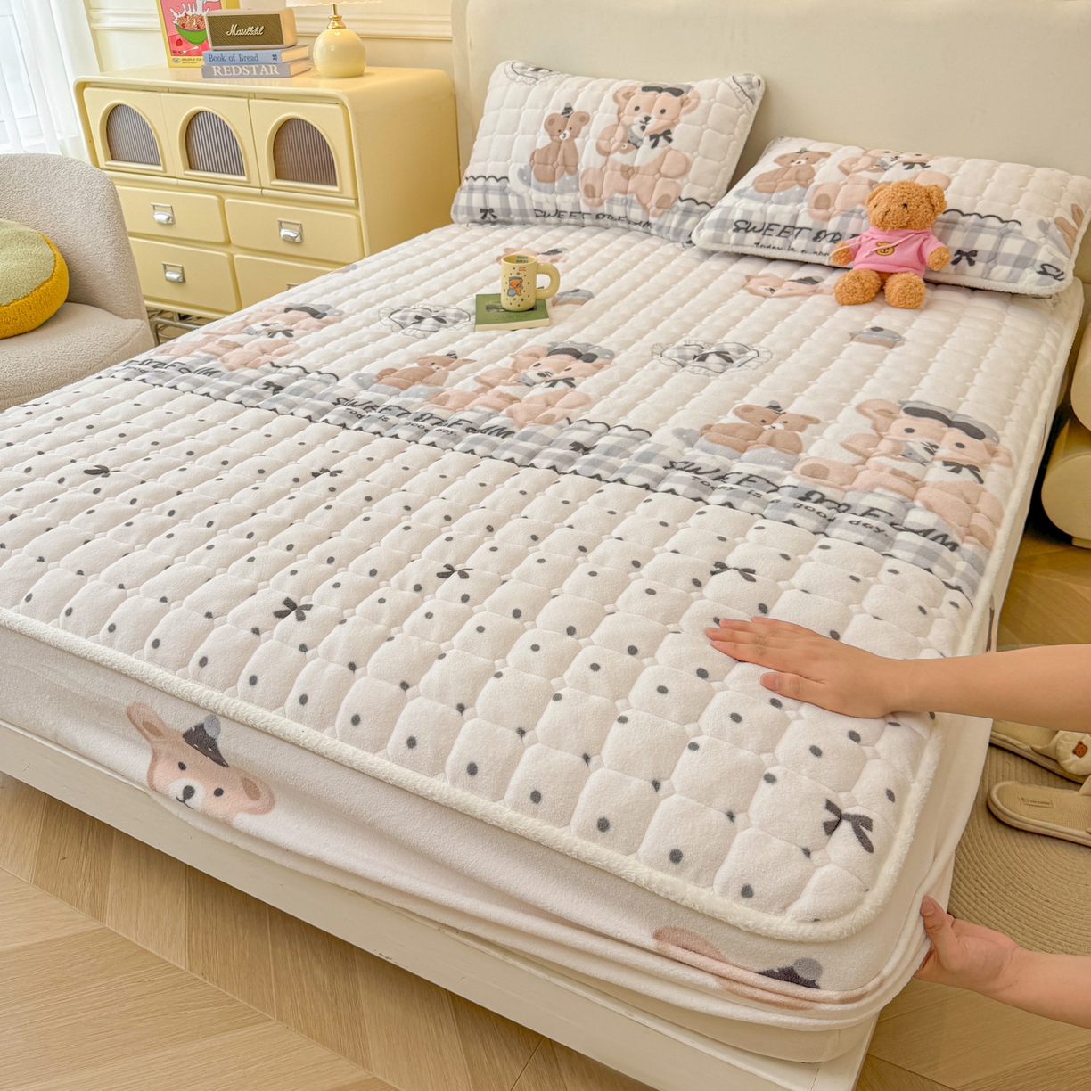 91家纺网 家纺一手货源 找家纺 LIFE.丽芙 2025秋冬新款牛奶绒加厚夹棉单床笠印花款床垫子保护套秋冬保暖床罩子三件套 安心熊仔