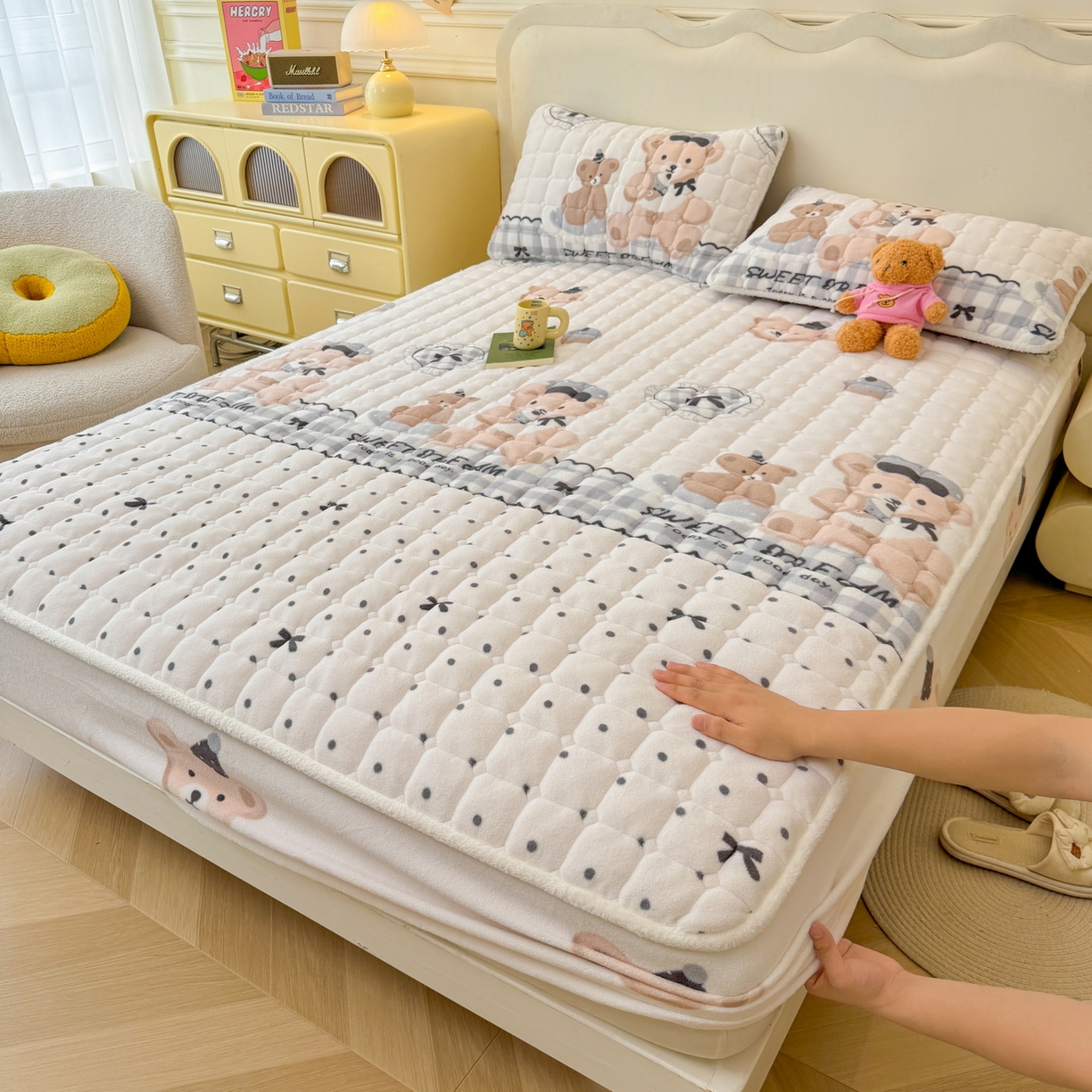 91家纺网 家纺一手货源 找家纺 LIFE.丽芙 2025秋冬新款牛奶绒加厚夹棉单床笠印花款床垫子保护套秋冬保暖床罩子三件套 安心熊仔