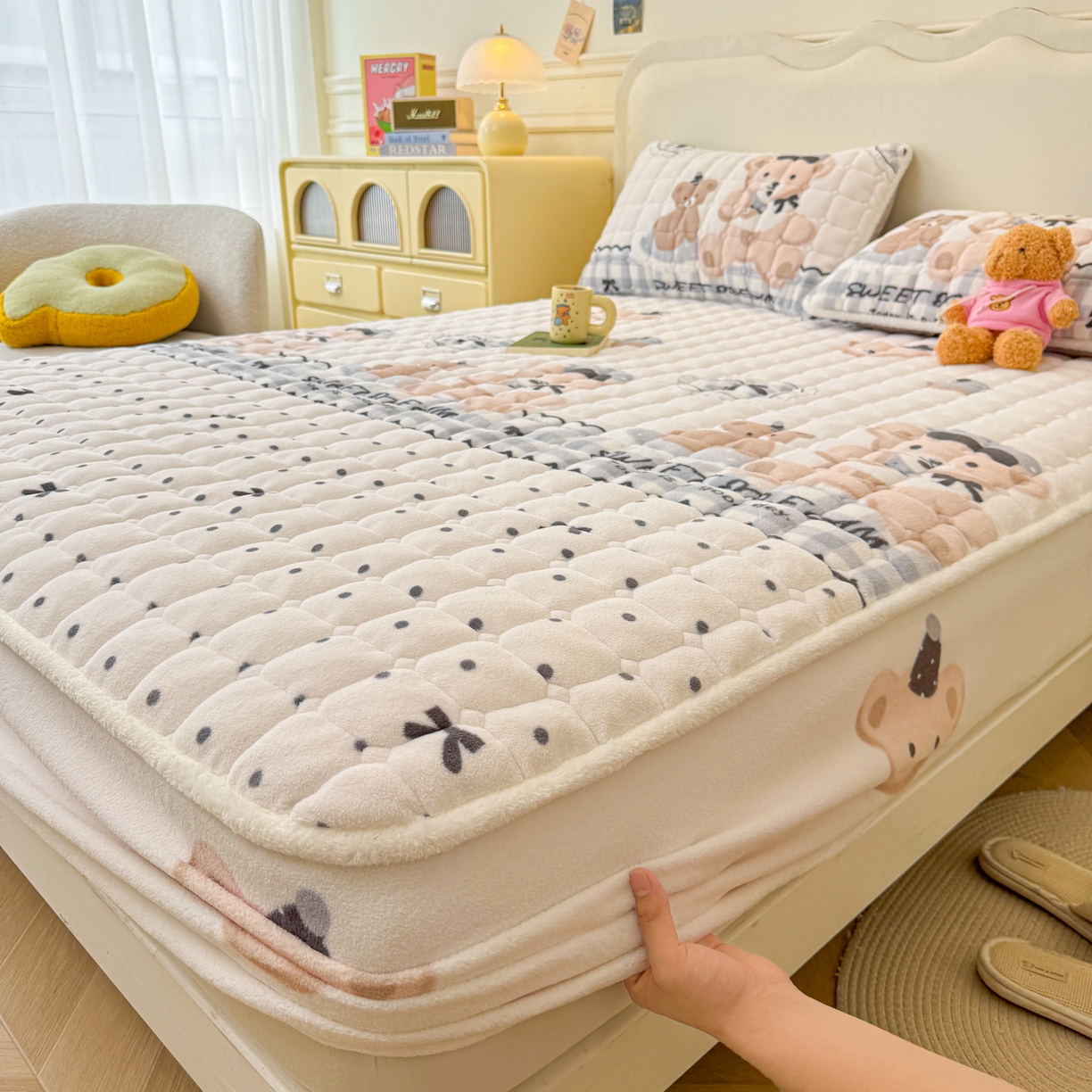 91家纺网 家纺一手货源 找家纺 LIFE.丽芙 2025秋冬新款牛奶绒加厚夹棉单床笠印花款床垫子保护套秋冬保暖床罩子三件套 安心熊仔