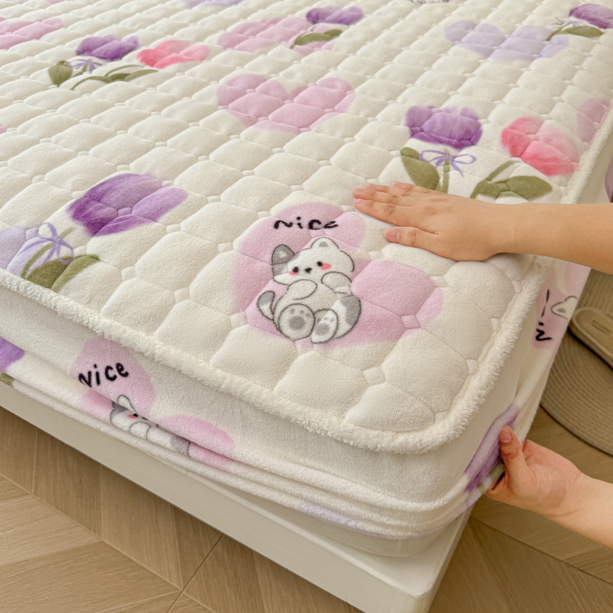 91家纺网 家纺一手货源 找家纺 LIFE.丽芙 2025秋冬新款牛奶绒加厚夹棉单床笠印花款床垫子保护套秋冬保暖床罩子三件套 花语