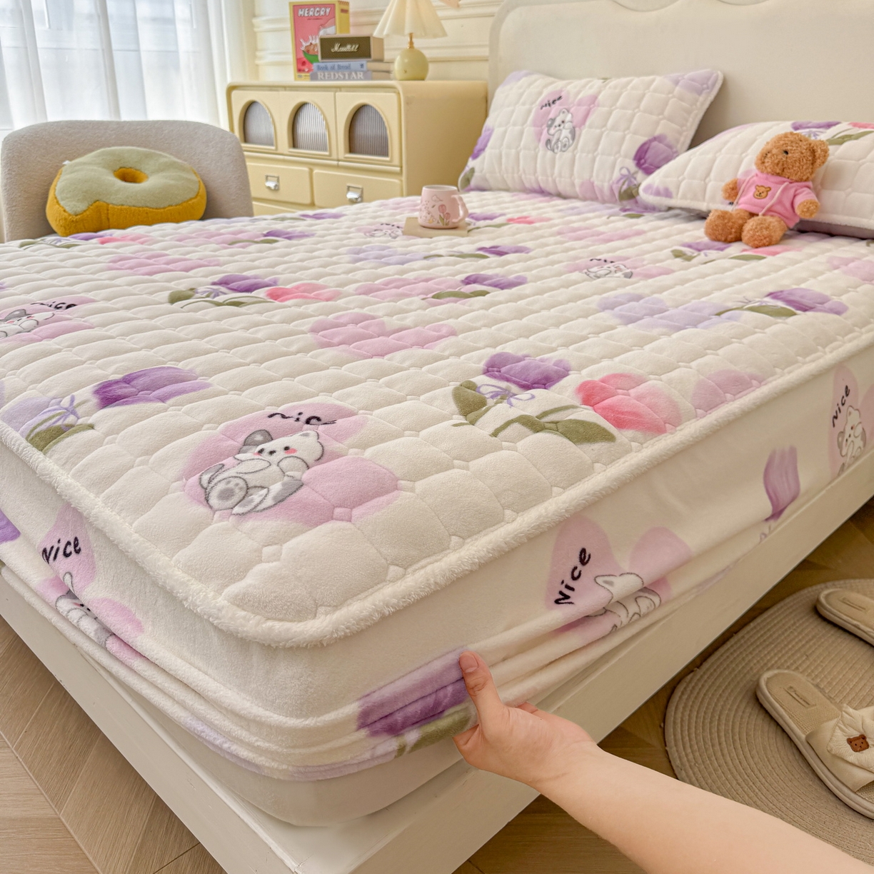 91家纺网 家纺一手货源 找家纺 LIFE.丽芙 2025秋冬新款牛奶绒加厚夹棉单床笠印花款床垫子保护套秋冬保暖床罩子三件套 花语