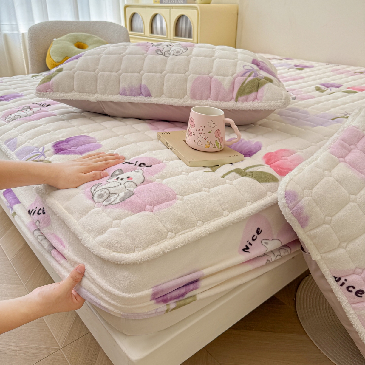 91家纺网 家纺一手货源 找家纺 LIFE.丽芙 2025秋冬新款牛奶绒加厚夹棉单床笠印花款床垫子保护套秋冬保暖床罩子三件套 花语