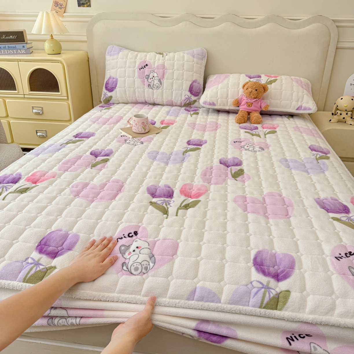 91家纺网 家纺一手货源 找家纺 LIFE.丽芙 2025秋冬新款牛奶绒加厚夹棉单床笠印花款床垫子保护套秋冬保暖床罩子三件套 花语