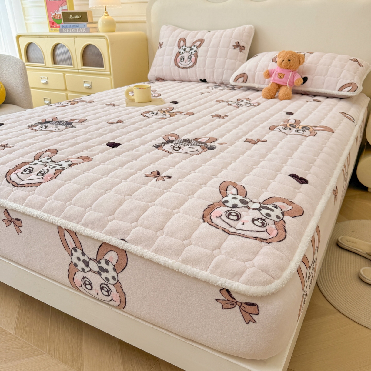 91家纺网 家纺一手货源 找家纺 LIFE.丽芙 2025秋冬新款牛奶绒加厚夹棉单床笠印花款床垫子保护套秋冬保暖床罩子三件套 趣多多