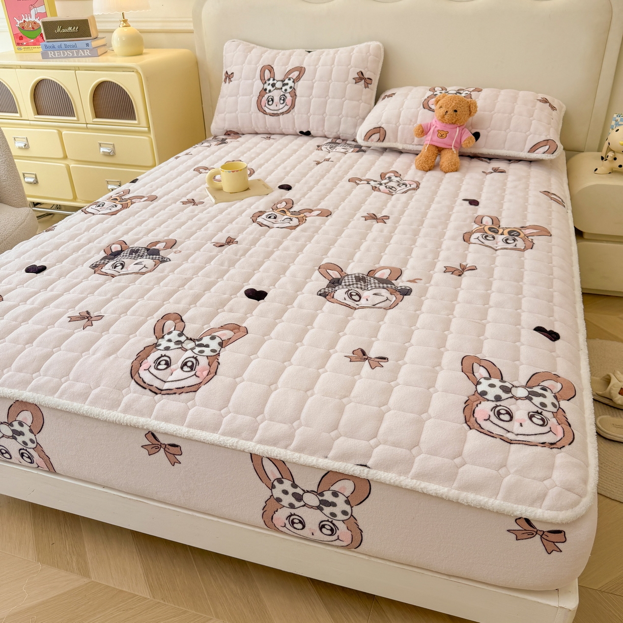 91家纺网 家纺一手货源 找家纺 LIFE.丽芙 2025秋冬新款牛奶绒加厚夹棉单床笠印花款床垫子保护套秋冬保暖床罩子三件套 趣多多