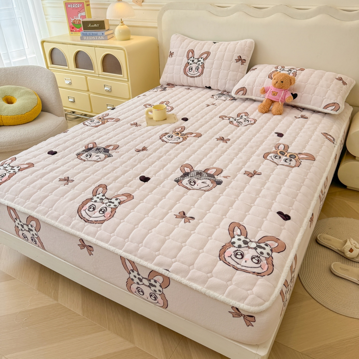 91家纺网 家纺一手货源 找家纺 LIFE.丽芙 2025秋冬新款牛奶绒加厚夹棉单床笠印花款床垫子保护套秋冬保暖床罩子三件套 趣多多