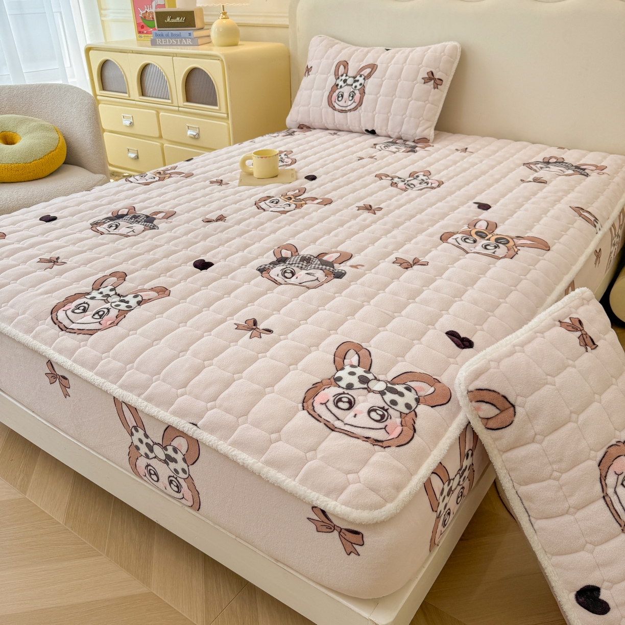 91家纺网 家纺一手货源 找家纺 LIFE.丽芙 2025秋冬新款牛奶绒加厚夹棉单床笠印花款床垫子保护套秋冬保暖床罩子三件套 趣多多