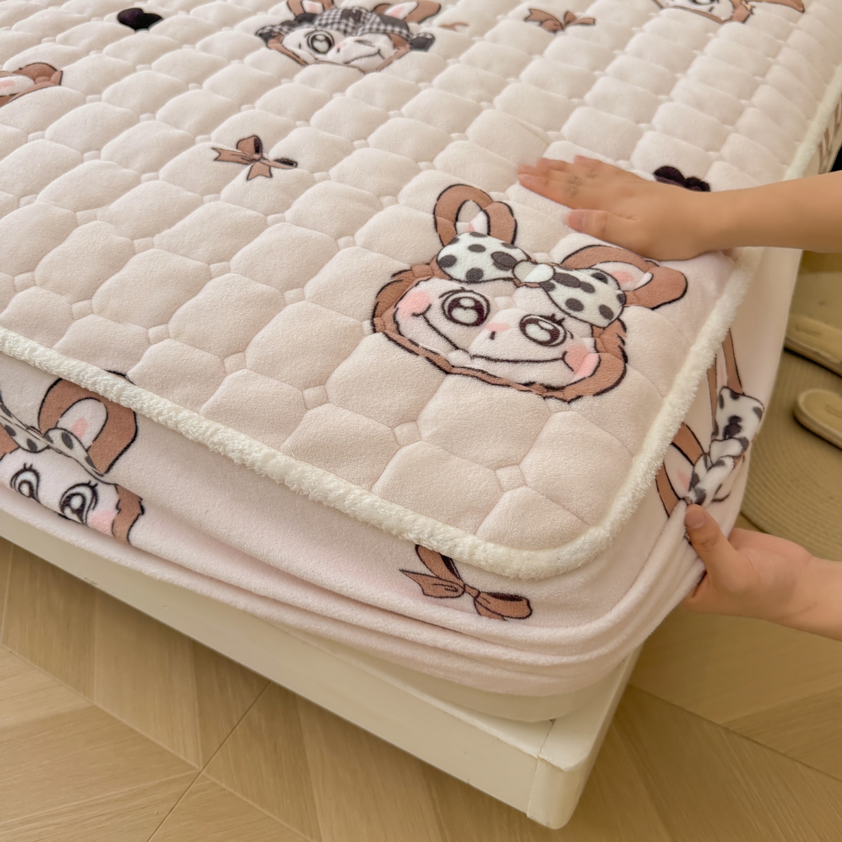 91家纺网 家纺一手货源 找家纺 LIFE.丽芙 2025秋冬新款牛奶绒加厚夹棉单床笠印花款床垫子保护套秋冬保暖床罩子三件套 趣多多